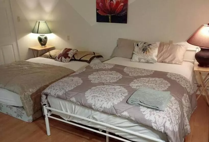 ベッドアンドブレックファースト Beautiful Spacious Family Room With Insuite Bathroom  Near Guildford Mall F3