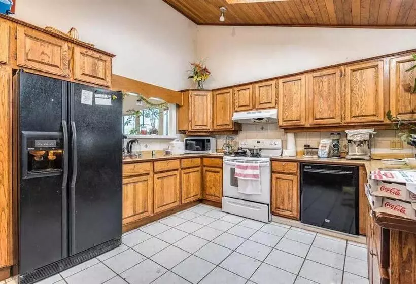 ベッドアンドブレックファースト Beautiful Spacious Family Room With Insuite Bathroom  Near Guildford Mall F3