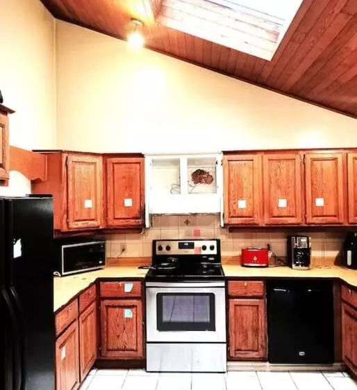 ベッドアンドブレックファースト Beautiful Spacious Family Room With Insuite Bathroom  Near Guildford Mall F3