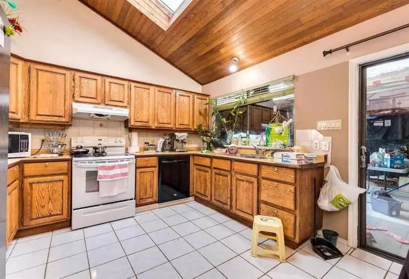 ベッドアンドブレックファースト Beautiful Spacious Family Room With Insuite Bathroom  Near Guildford Mall F3