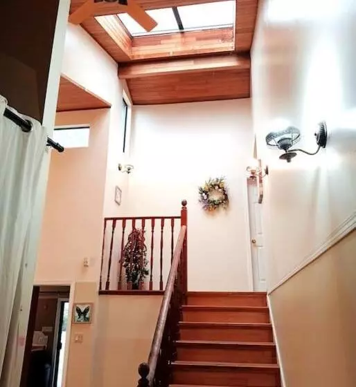 ベッドアンドブレックファースト Beautiful Spacious Family Room With Insuite Bathroom  Near Guildford Mall F3