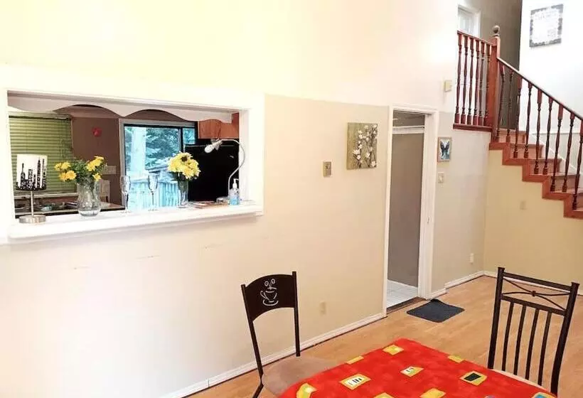 ベッドアンドブレックファースト Beautiful Spacious Family Room With Insuite Bathroom  Near Guildford Mall F3