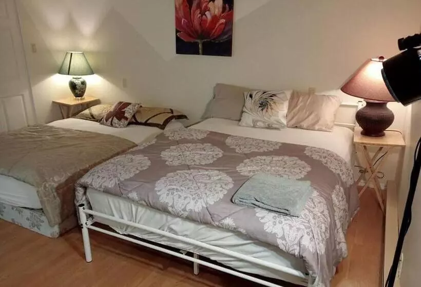 ベッドアンドブレックファースト Beautiful Spacious Family Room With Insuite Bathroom  Near Guildford Mall F3