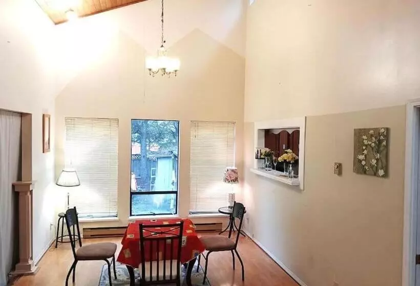 ベッドアンドブレックファースト Beautiful Spacious Family Room With Insuite Bathroom  Near Guildford Mall F3