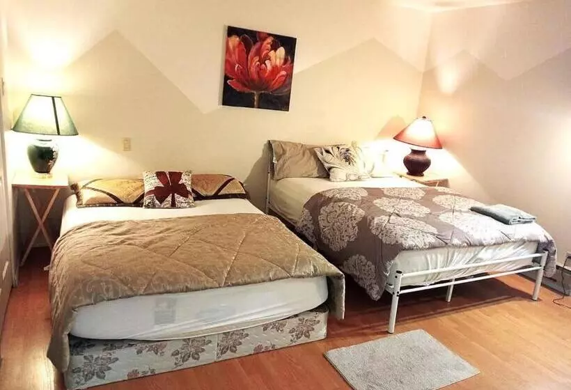 ベッドアンドブレックファースト Beautiful Spacious Family Room With Insuite Bathroom  Near Guildford Mall F3