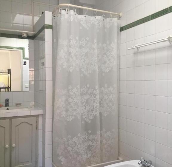 تختخواب و صبحانه Beautiful Room In Aix Center