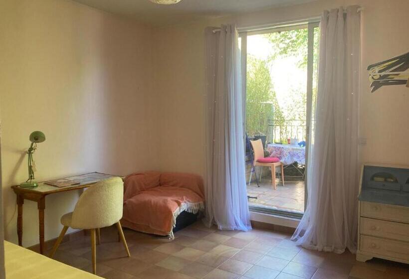 تختخواب و صبحانه Beautiful Room In Aix Center