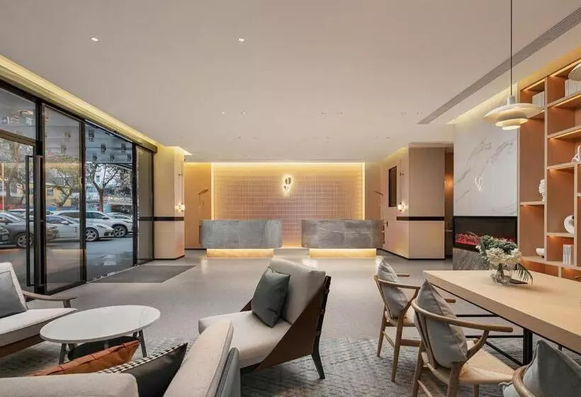 هتل Country Inn & Suite By Radisson, Guangzhou Railway Station Xiaobei