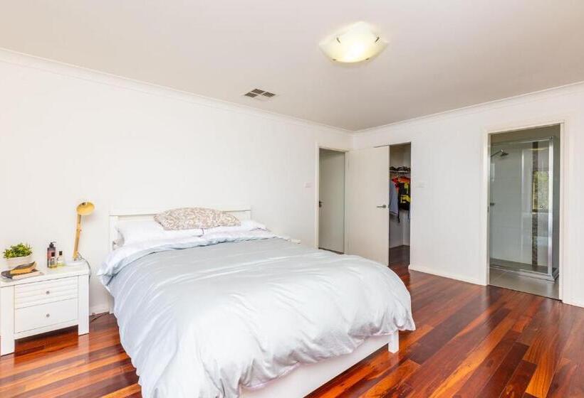 膳宿费 Whispering Waves