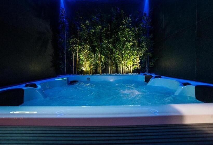 هتل کپسول Futurotel Sevilla