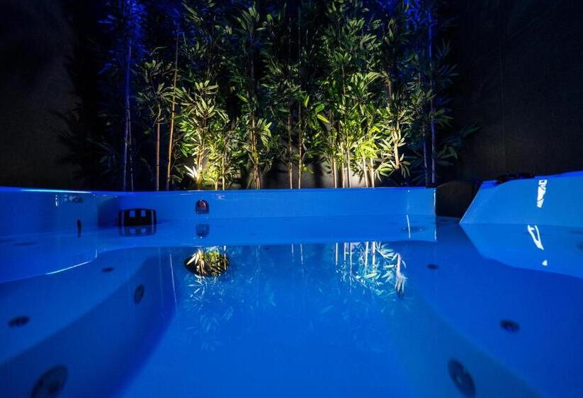 هتل کپسول Futurotel Sevilla