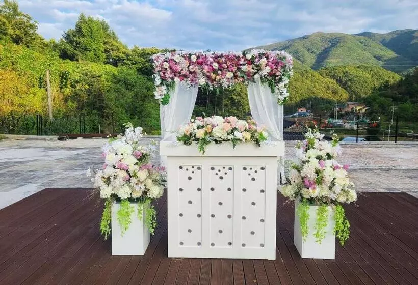 Yeongwol Taehwasan Village Experience Pension