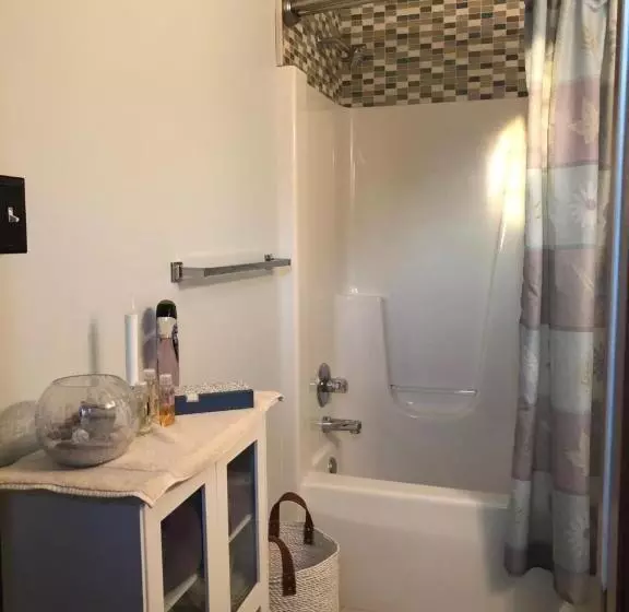 Aamiaismajoitus (B&B) 1st Floor Guest Room With Private Full Bath