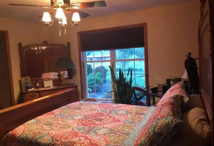 Aamiaismajoitus (B&B) 1st Floor Guest Room With Private Full Bath