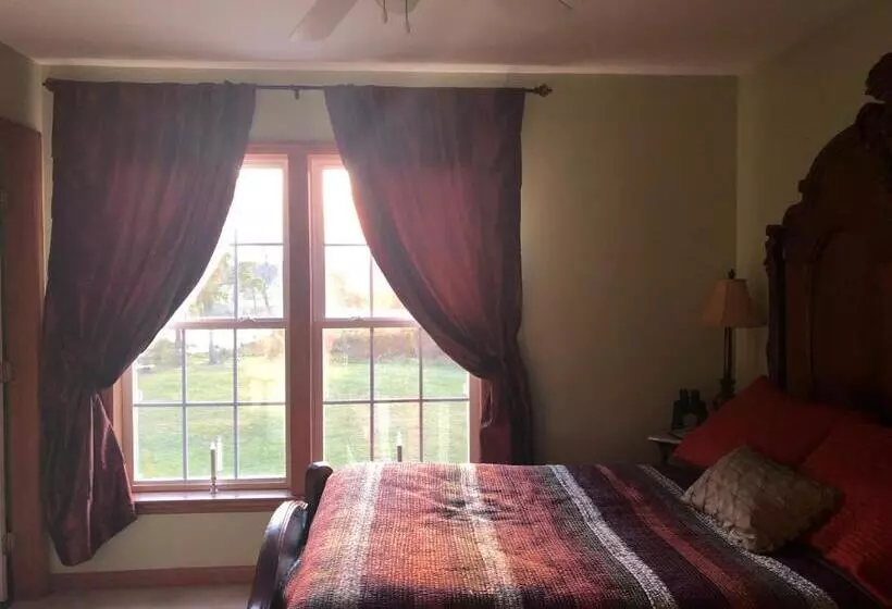 Aamiaismajoitus (B&B) 1st Floor Guest Room With Private Full Bath