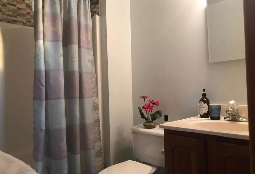 Aamiaismajoitus (B&B) 1st Floor Guest Room With Private Full Bath