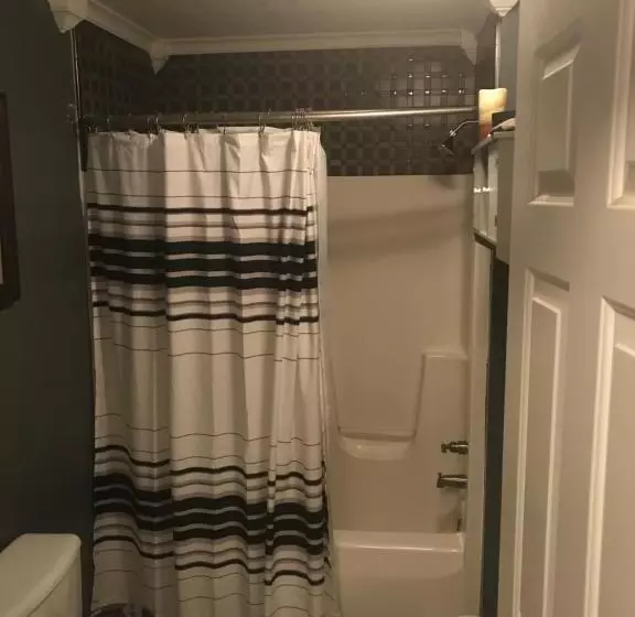 Aamiaismajoitus (B&B) 1st Floor Guest Room With Private Full Bath