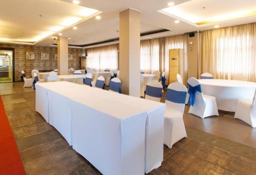 Hotel Reddoorz Plus @ Project 6 Quezon City