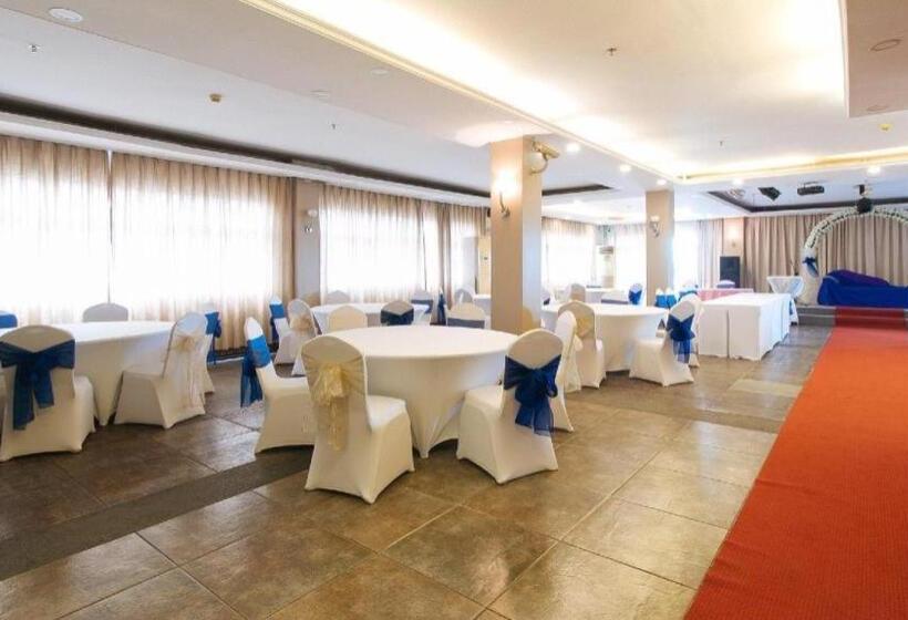 Hotel Reddoorz Plus @ Project 6 Quezon City