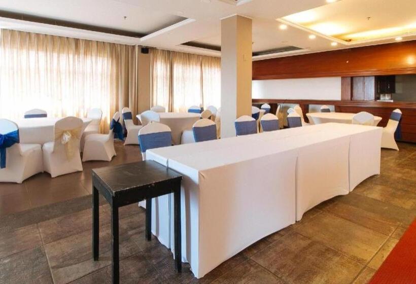 Hotel Reddoorz Plus @ Project 6 Quezon City