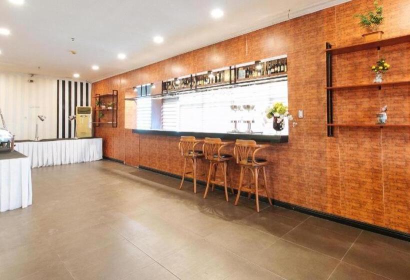 Hotel Reddoorz Plus @ Project 6 Quezon City