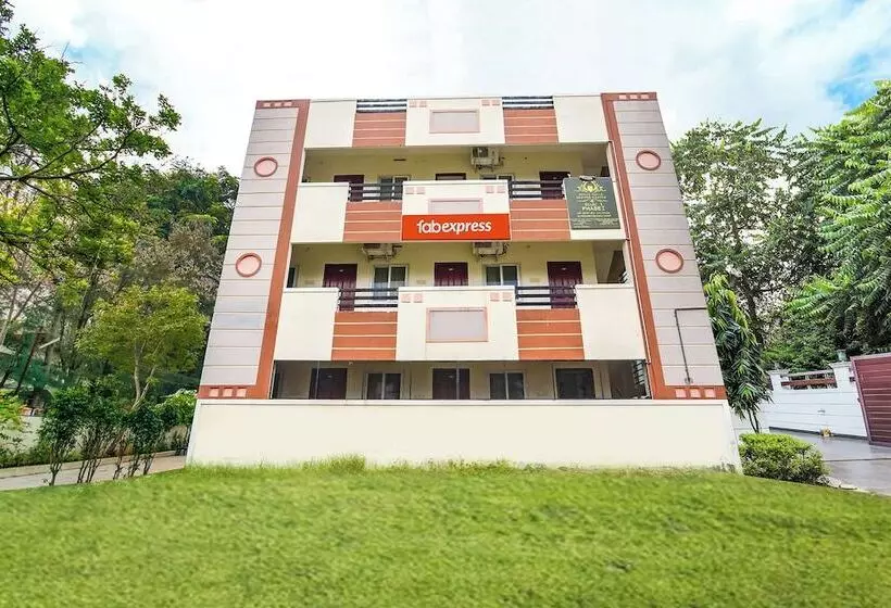 ホテル Fabexpress Clover Castle   Nr Coimbatore International Airport