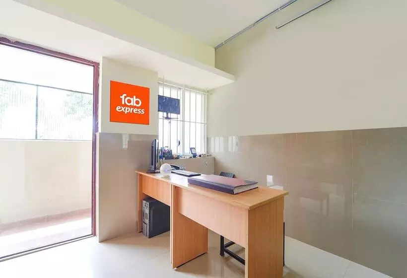 ホテル Fabexpress Clover Castle   Nr Coimbatore International Airport