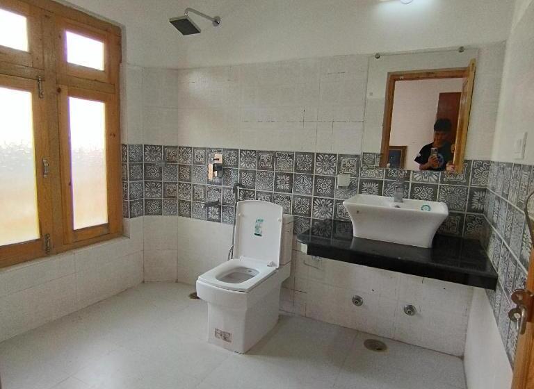 פנסיון Pamir Holiday