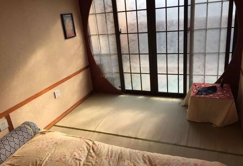 ユースホステル Living Art Museum Inn