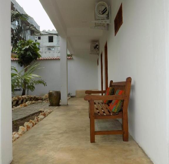 هتل 27 Cafe Zanzibar Airport