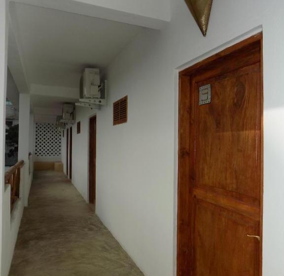 هتل 27 Cafe Zanzibar Airport