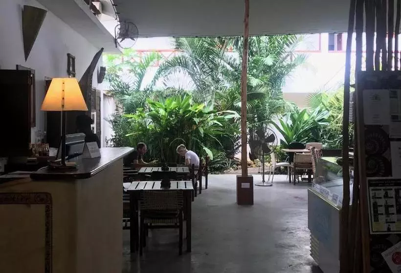 هتل 27 Cafe Zanzibar Airport