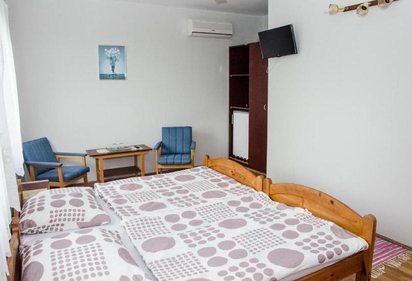 Aamiaismajoitus (B&B) Pigál Panzió