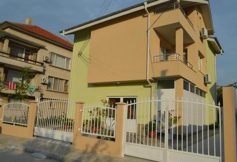 Пансион Yanis