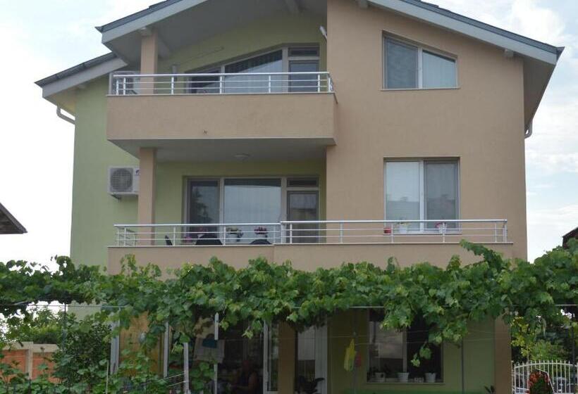 Пансион Yanis