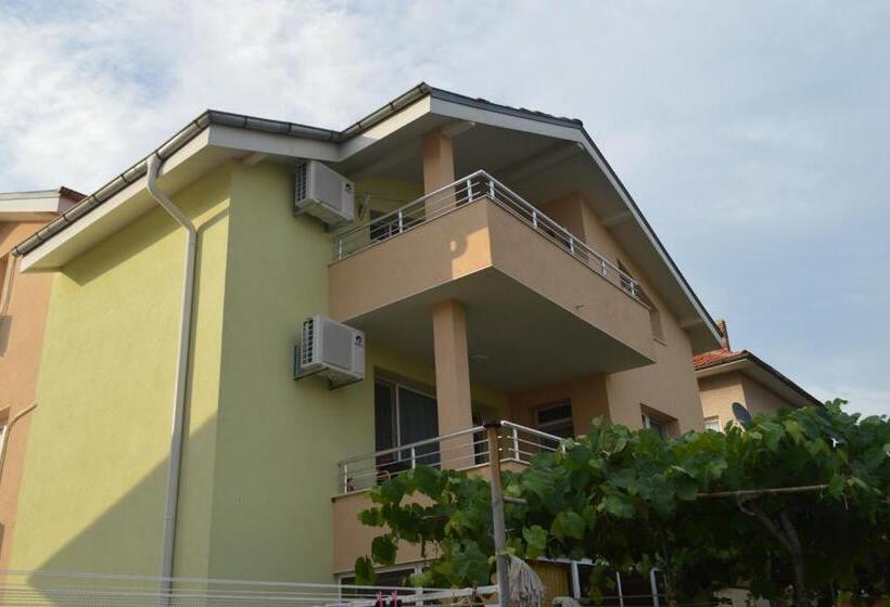 Пансион Yanis