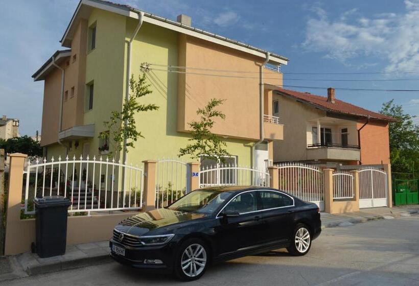 Пансион Yanis