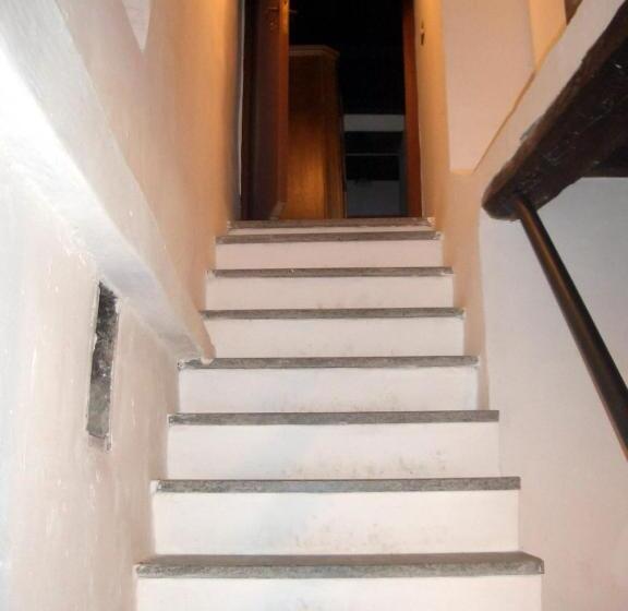 تختخواب و صبحانه La Meridiana Strana