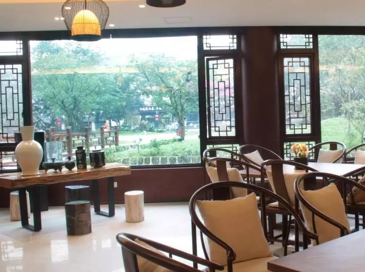 Hotelli E Mei Mountain