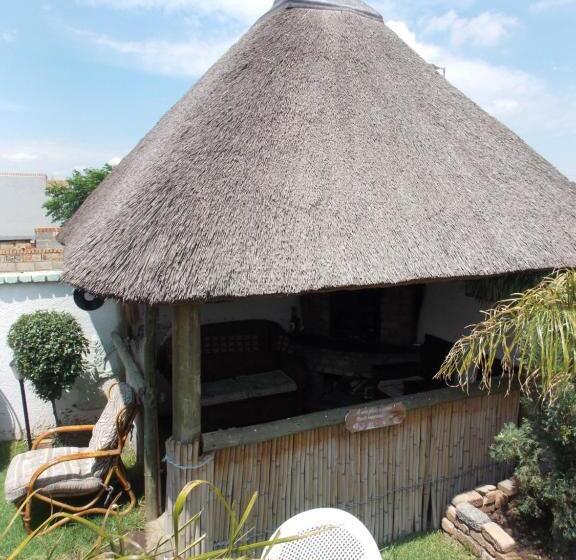 Общежитие Authentic Bicycle Tours And Backpackers