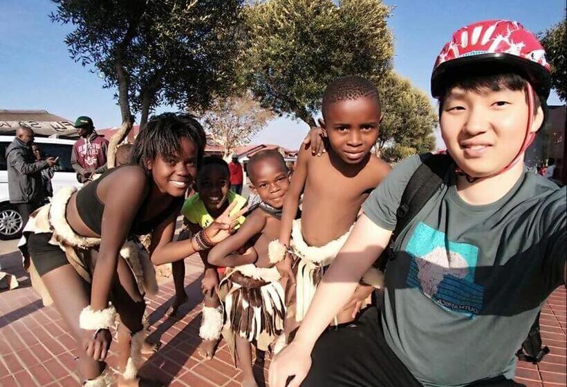 Общежитие Authentic Bicycle Tours And Backpackers