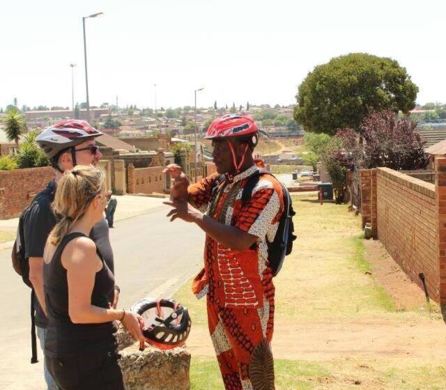 Общежитие Authentic Bicycle Tours And Backpackers