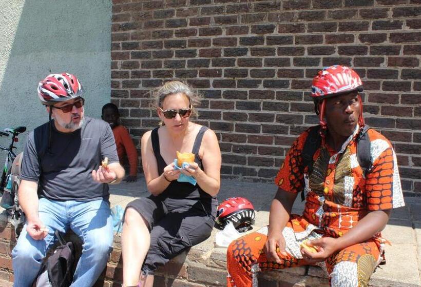 Общежитие Authentic Bicycle Tours And Backpackers