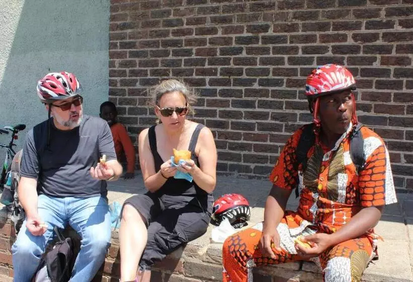 Retkeilymaja Authentic Bicycle Tours And Backpackers