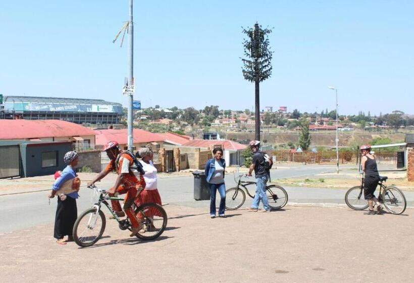 Общежитие Authentic Bicycle Tours And Backpackers