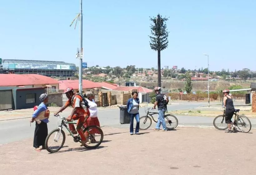 Retkeilymaja Authentic Bicycle Tours And Backpackers