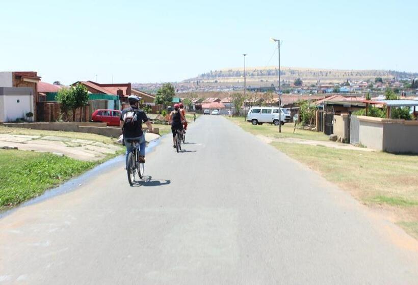 ユースホステル Authentic Bicycle Tours And Backpackers