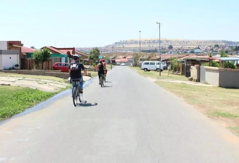 Retkeilymaja Authentic Bicycle Tours And Backpackers