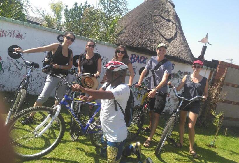 ユースホステル Authentic Bicycle Tours And Backpackers