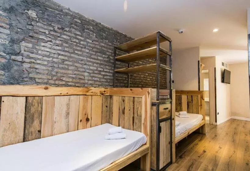 Black Swan Hostel Sevilla